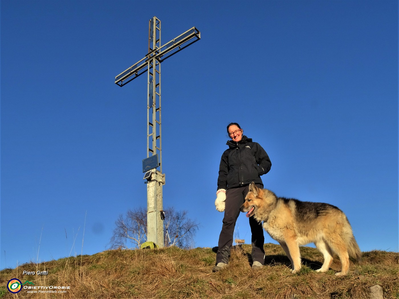 53 Alla croce di vetta del Monte Gioco (1366 m ).JPG